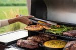 מלקחי Traeger לשימוש עם בשר, עוף וירקות על גריל או מעשנה