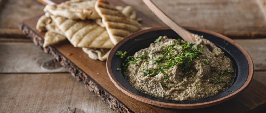 ממרח חצילים מעושן ופיתות על הסאג'