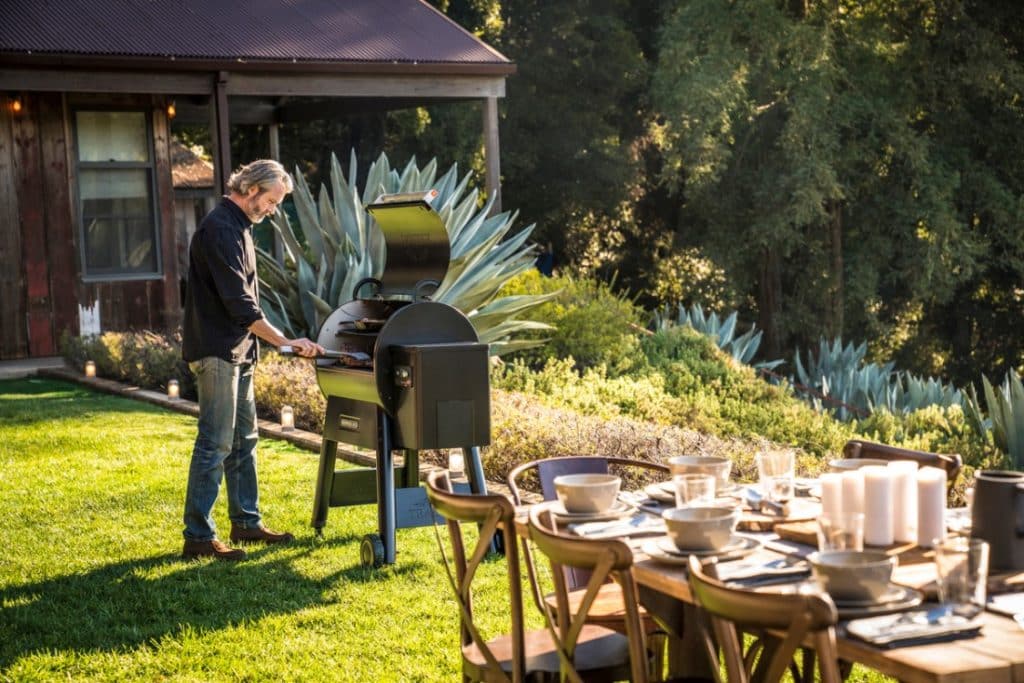 איך מעשנים בשר על אש עצים - traeger grills