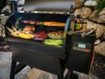 מעשנת בשר מקצועית לבית ולחצר של חברת Traeger Grills, מעשנת בשר, שבבי עץ לעישון, גריל בשר וטאבון דגם פרו 780