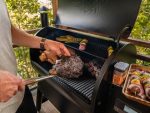 מעשנת בשר מקצועית לבית ולחצר של חברת Traeger Grills, מעשנת בשר, גריל בשר וטאבון דגם פרו 780