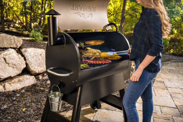 מעשנת בשר מקצועית לבית ולחצר של חברת Traeger Grills, מעשנת בשר, שבבי עץ לעישון, גריל בשר וטאבון דגם פרו 780