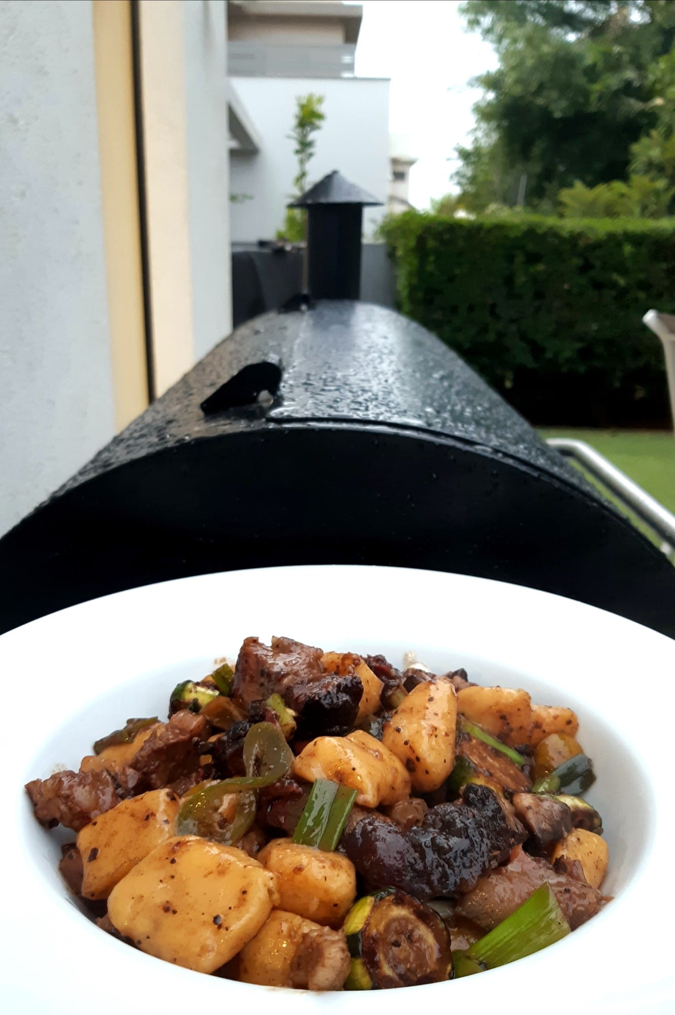 זנב שור וניוקי במעשנה – המתכון של דודי