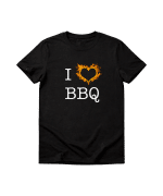 חולצת טי-שירט שחורה מקולקציית Traeger עם הדפס לב בוער והכיתוב I BBQ