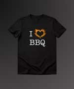 פיטמאסטר לובש חולצת ברביקיו של טרייגר, שותה בירה ליד מעשנת Traeger בחצר