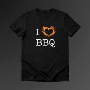 פיטמאסטר לובש חולצת ברביקיו של טרייגר, שותה בירה ליד מעשנת Traeger בחצר