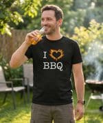 תקריב על לוגו הלב הבוער של חולצת טרייגר, הדפס איכותי על כותנה שחורה.