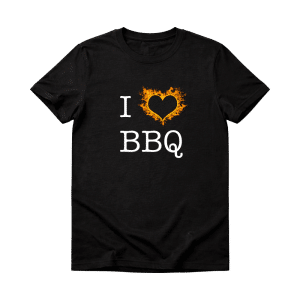 חולצת טי-שירט שחורה מקולקציית Traeger עם הדפס לב בוער והכיתוב I BBQ
