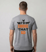 גב חולצת Traeger עם הכיתוב "I’d Smoke That" ואיורי פרה עוף וכבש. Traeger grills