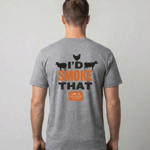 גב חולצת Traeger עם הכיתוב "I’d Smoke That" ואיורי פרה עוף וכבש. Traeger grills