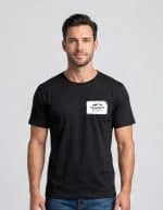 אדם לובש חולצת Traeger עם לוגו