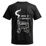 גב חולצה עם הכיתוב Mind If I Smoke ואיור גריל מעשנה