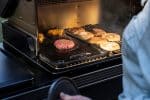 פלטת ברזל יצוק Traeger להכנת סטייקים והמבורגר