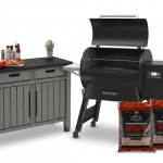חבילת Traeger Ironwood 885 עם כיסוי, שני שקי שבבי עץ ומזנון חוץ UNITY של כתר
